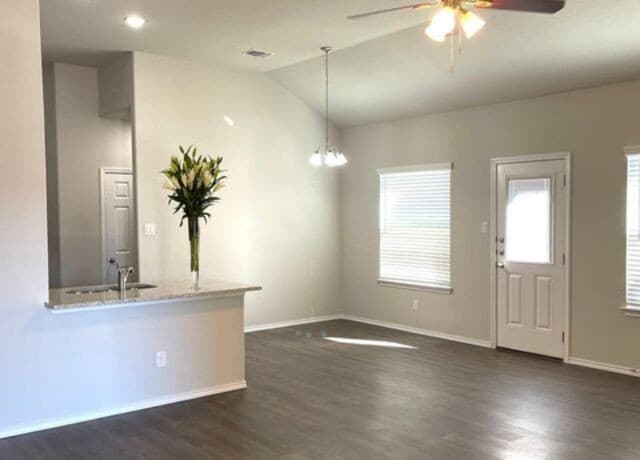 rental at 9931  Westover Bluff in San Antonio, TX — photo 3