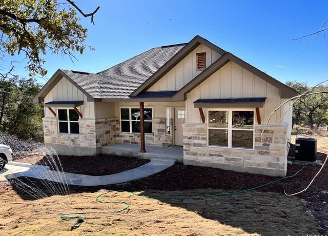 rental at 946  Cypress Dr in Canyon Lake TX