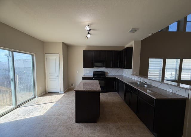 rental at 11402  Garden Fls in San Antonio, TX — photo 5