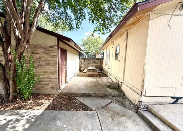 rental at 7806  Winsford in San Antonio, TX — photo 2