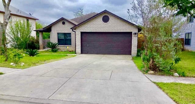 rental at 7622  Forest Vale in Live Oak, TX — photo 2