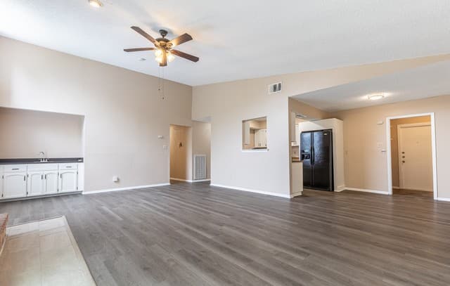 rental at 5814  Pineway St in San Antonio, TX — photo 3