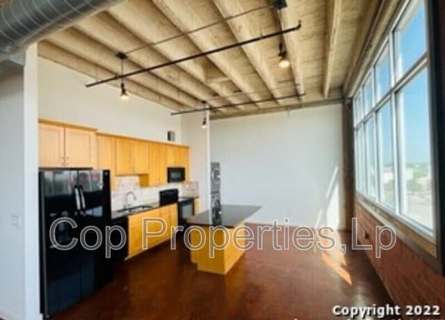 rental at 1331  S Flores St in San Antonio, TX — photo 4