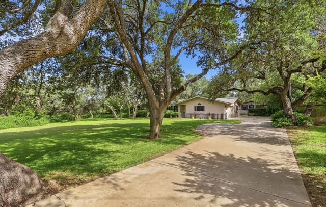 rental at 100  Fleetwood Dr in Hollywood Park, TX — photo 1