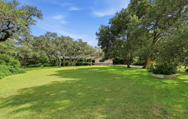 rental at 100  Fleetwood Dr in Hollywood Park, TX — photo 2