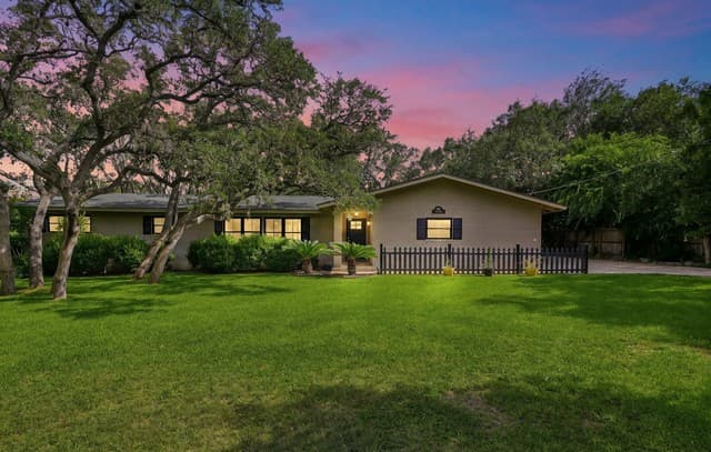 rental at 100  Fleetwood Dr in Hollywood Park, TX — photo 3