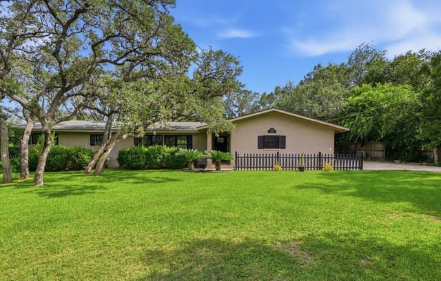 rental at 100  Fleetwood Dr in Hollywood Park, TX — photo 4