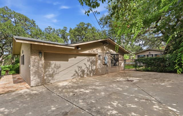 rental at 100  Fleetwood Dr in Hollywood Park, TX — photo 5
