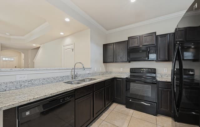 rental at 7042  Lakeview Dr Unit 102 in San Antonio, TX — photo 4