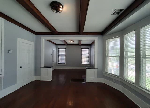 rental at 826 W Russell in San Antonio, TX — photo 1