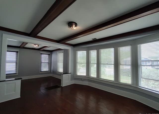 rental at 826 W Russell in San Antonio, TX — photo 2