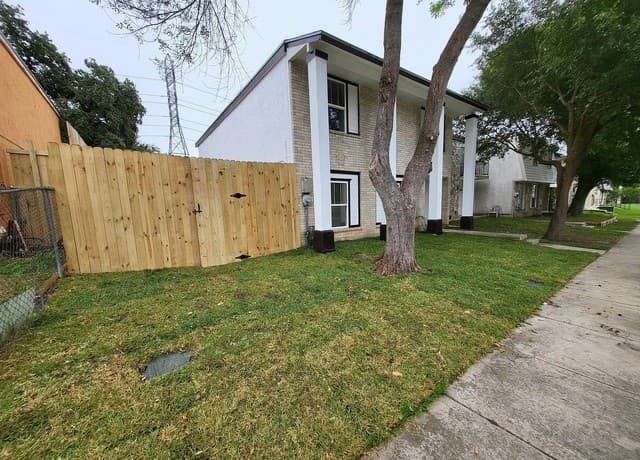 rental at 8002  Winsford in San Antonio, TX — photo 2