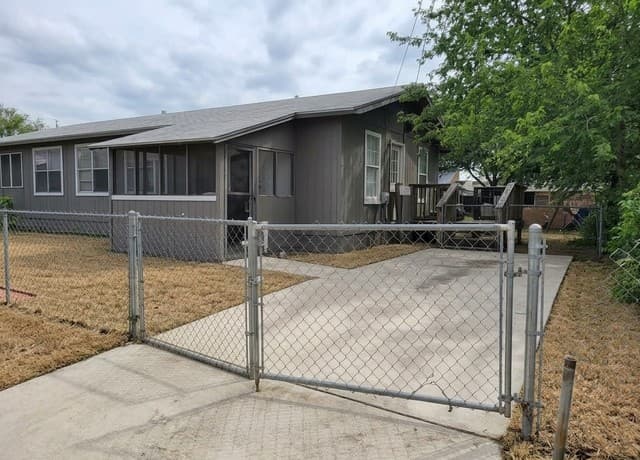 rental at 904 Thompson Place in San Antonio TX
