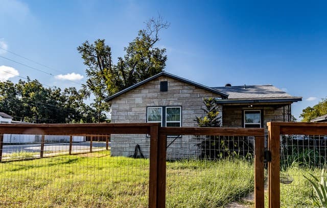 rental at 454  Astor St in San Antonio, TX — photo 2