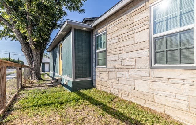 rental at 454  Astor St in San Antonio, TX — photo 5