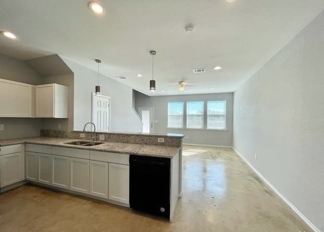 rental at 6922  Crestway Rd Unit 4 in San Antonio, TX — photo 2