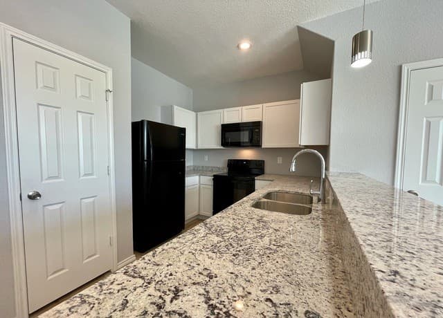 rental at 6922  Crestway Rd Unit 4 in San Antonio, TX — photo 3