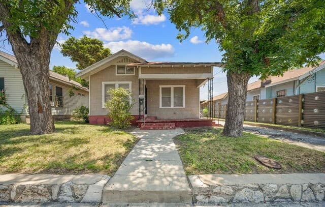 rental at 906 S Gevers St in San Antonio, TX — photo 1