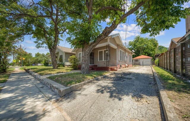 rental at 906 S Gevers St in San Antonio, TX — photo 2