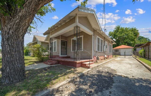 rental at 906 S Gevers St in San Antonio, TX — photo 3