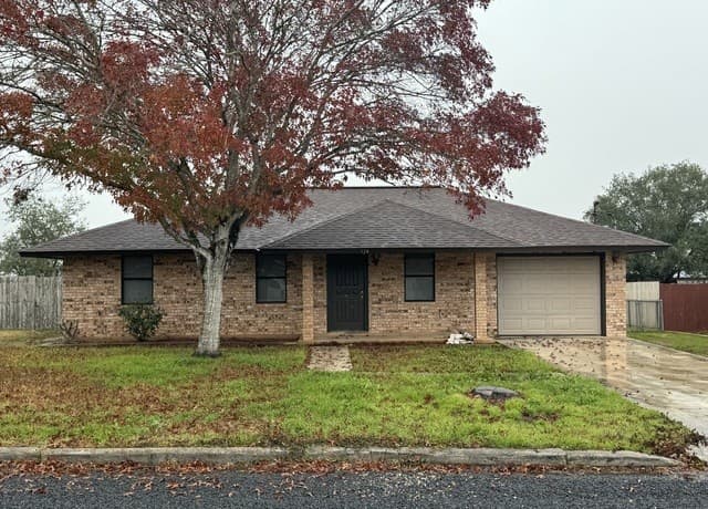 rental at 136  Plainview Dr in Poth, TX — photo 1