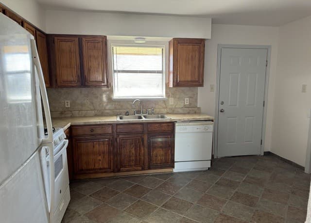 rental at 136  Plainview Dr in Poth, TX — photo 2