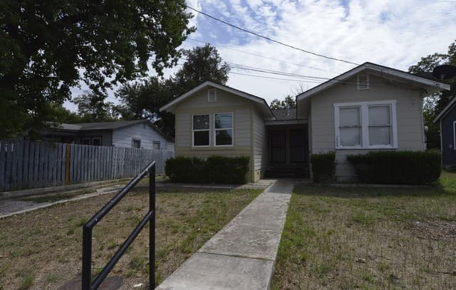 rental at 1426 N Center in San Antonio, TX — photo 1