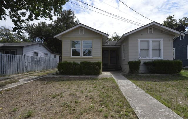 rental at 1426 N Center in San Antonio, TX — photo 2