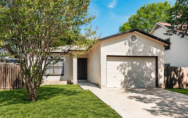 rental at 816  Meadow Stone in Converse, TX — photo 3