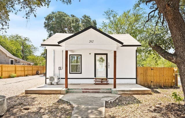 rental at 202  Bailey Ave Unit 101 in San Antonio, TX — photo 1