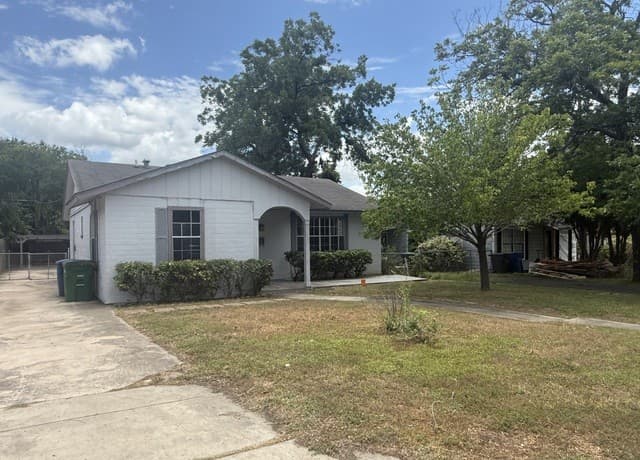 rental at 1304  Vanderbilt St in San Antonio, TX — photo 3