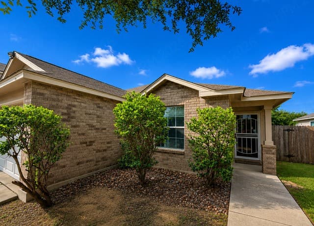 rental at 8610  Laguna Rio in San Antonio, TX — photo 3