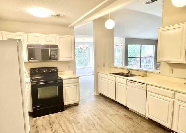 rental at 6119  Broadmeadow in San Antonio, TX — photo 5