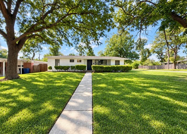rental at 242  Locknere Ln in San Antonio, TX — photo 2