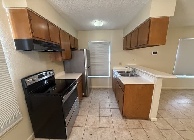 rental at 1807 W Olmos Dr Unit 2 in San Antonio, TX — photo 5