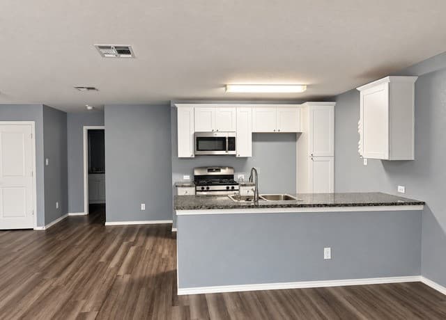 rental at 102  Samuel Kemper in San Antonio, TX — photo 1