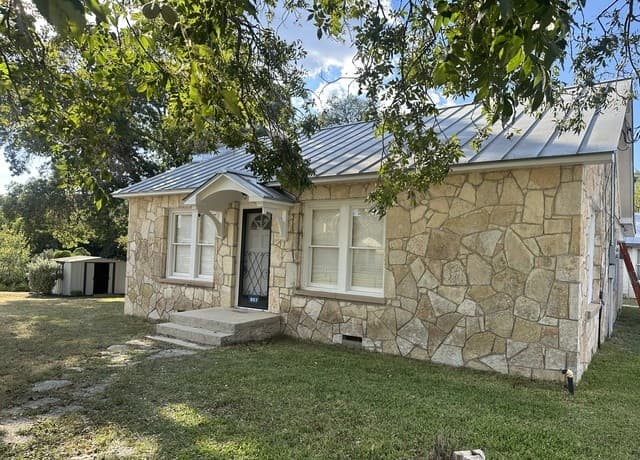 rental at 807  Cherry St in Bandera TX