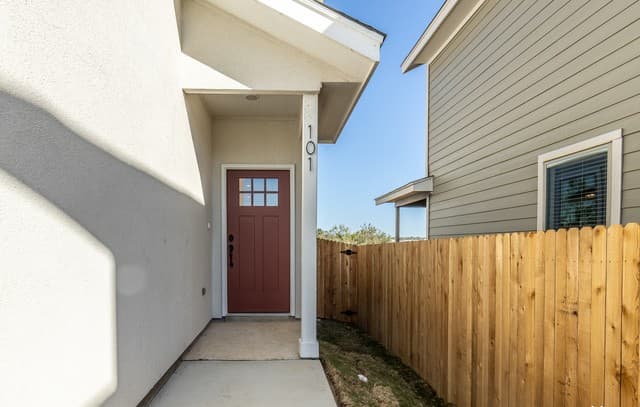 rental at 10351  Lynwood Crk Unit 101 in San Antonio, TX — photo 3