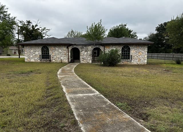 rental at 109  Cibolo Oak Ln in Boerne, TX — photo 1