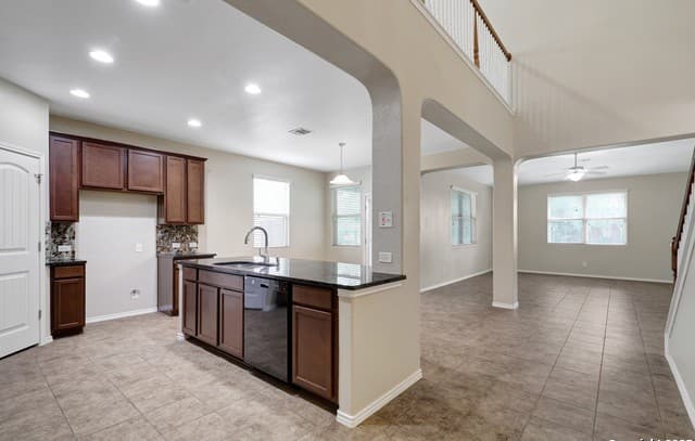 rental at 10413  Macarthur Way in Converse, TX — photo 5