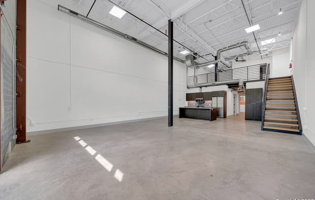 215 Coca Cola Unit 313 — photo 2