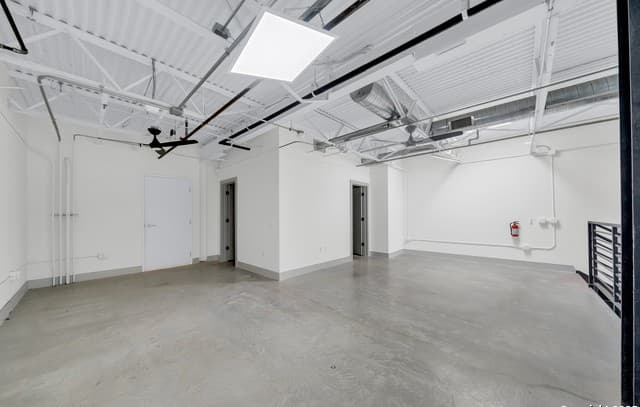 215 Coca Cola Unit 313 — photo 3