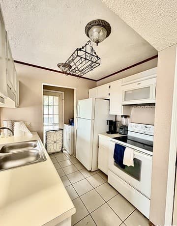 8633 Datapoint Dr — photo 2