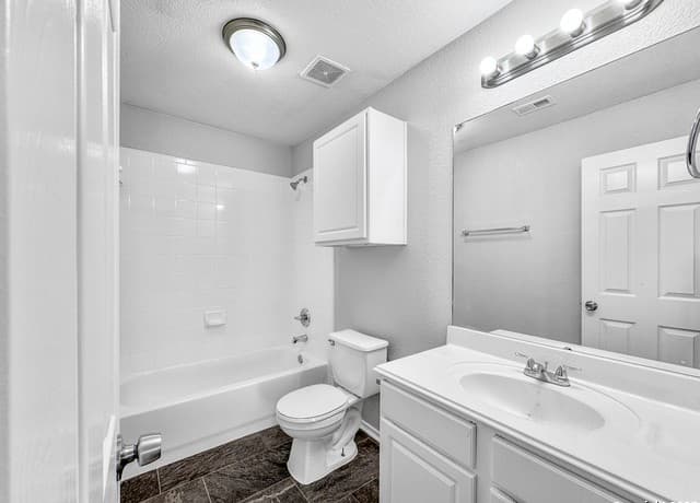 3-bedroom rental at 120 Whitewing in Floresville, TX — photo 2