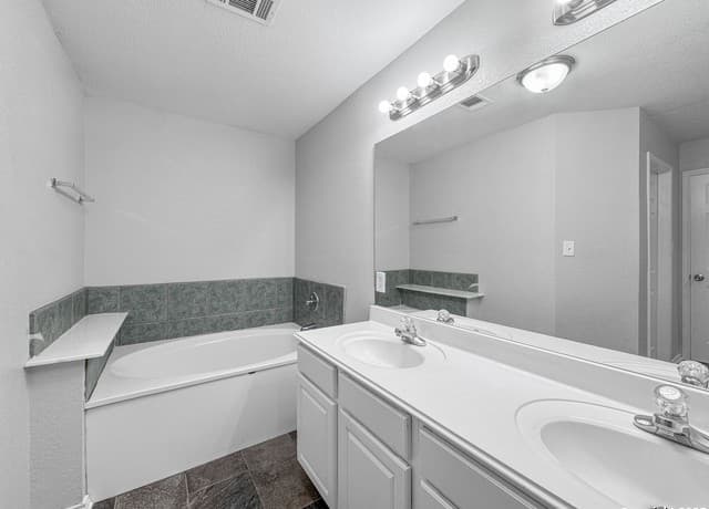 3-bedroom rental at 120 Whitewing in Floresville, TX — photo 3