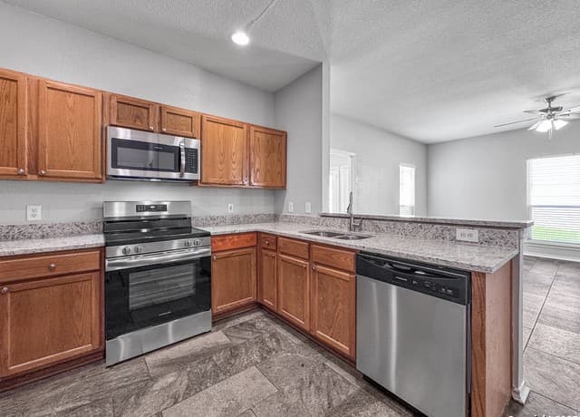 3-bedroom rental at 120 Whitewing in Floresville, TX — photo 4
