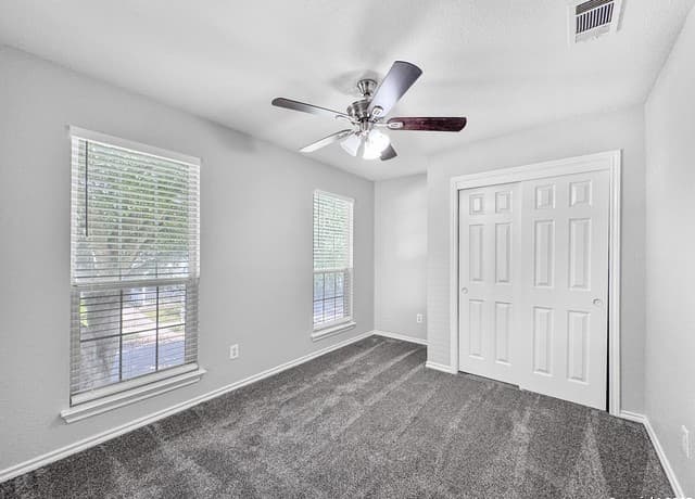 3-bedroom rental at 120 Whitewing in Floresville, TX — photo 5