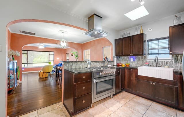 2231 W Woodlawn — photo 2