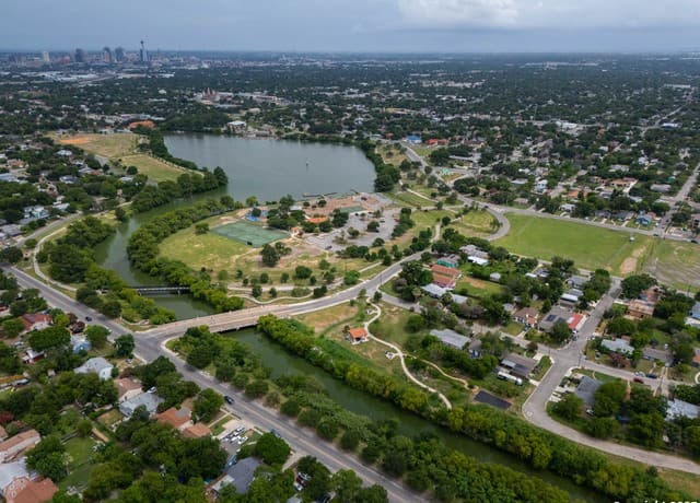 2231 W Woodlawn — photo 4