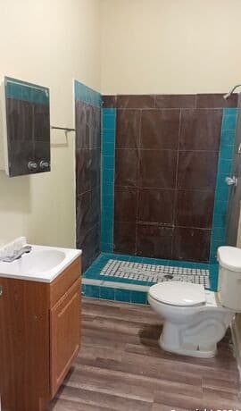 100 Avenue H — photo 2